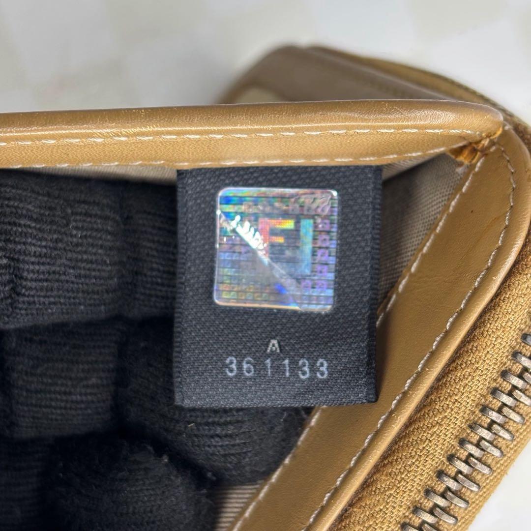 極美品　FENDI フェンディ　財布　二つ折り　ラウンドジップ　M06