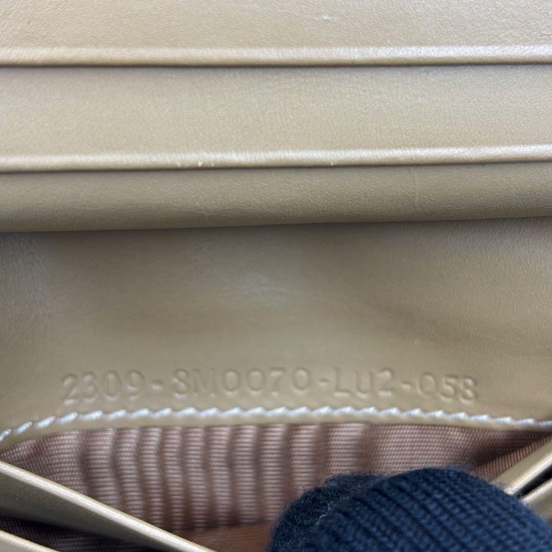 極美品　FENDI フェンディ　財布　二つ折り　ラウンドジップ　M06