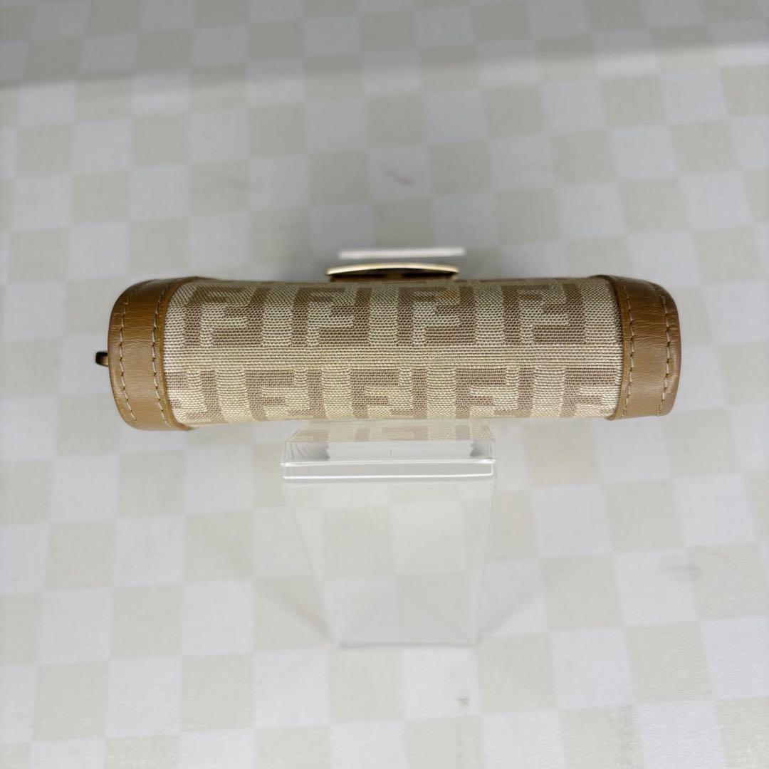 極美品　FENDI フェンディ　財布　二つ折り　ラウンドジップ　M06