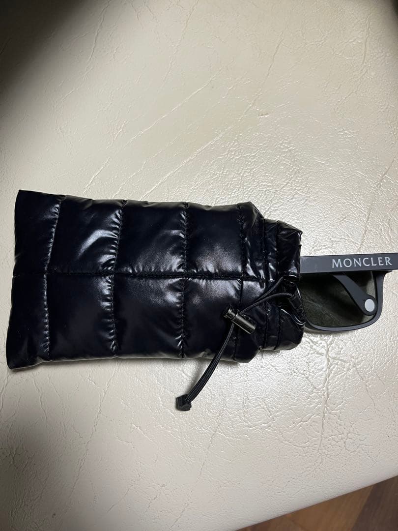 ジ*ズ様 MONCLER ブラック サングラス 専用ケース付き