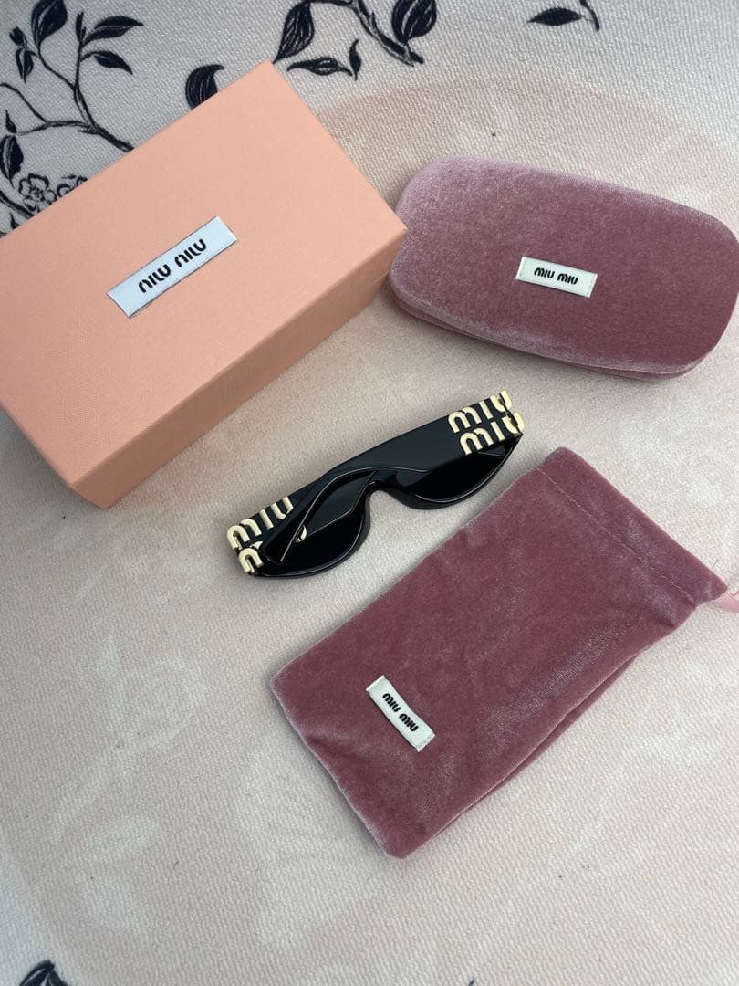 miu miu ブラック サングラス SMJ 11W