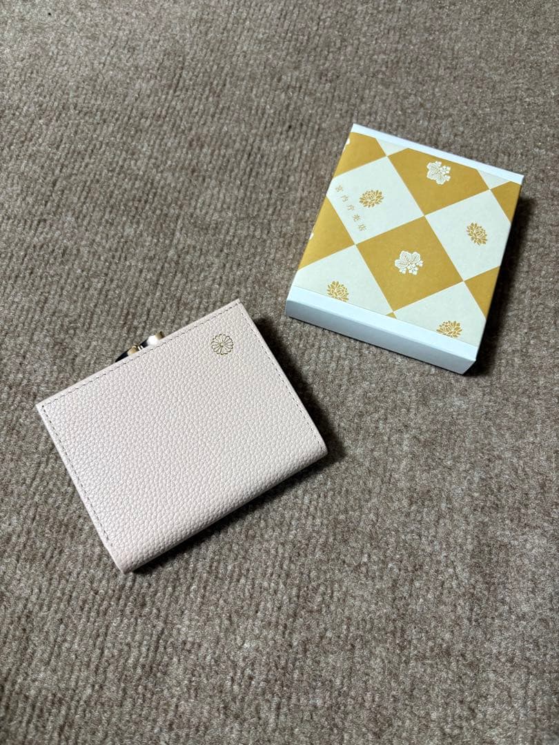 皇居財布　がま口　ピンクベージュ レザー 二つ折り財布　菊の御紋