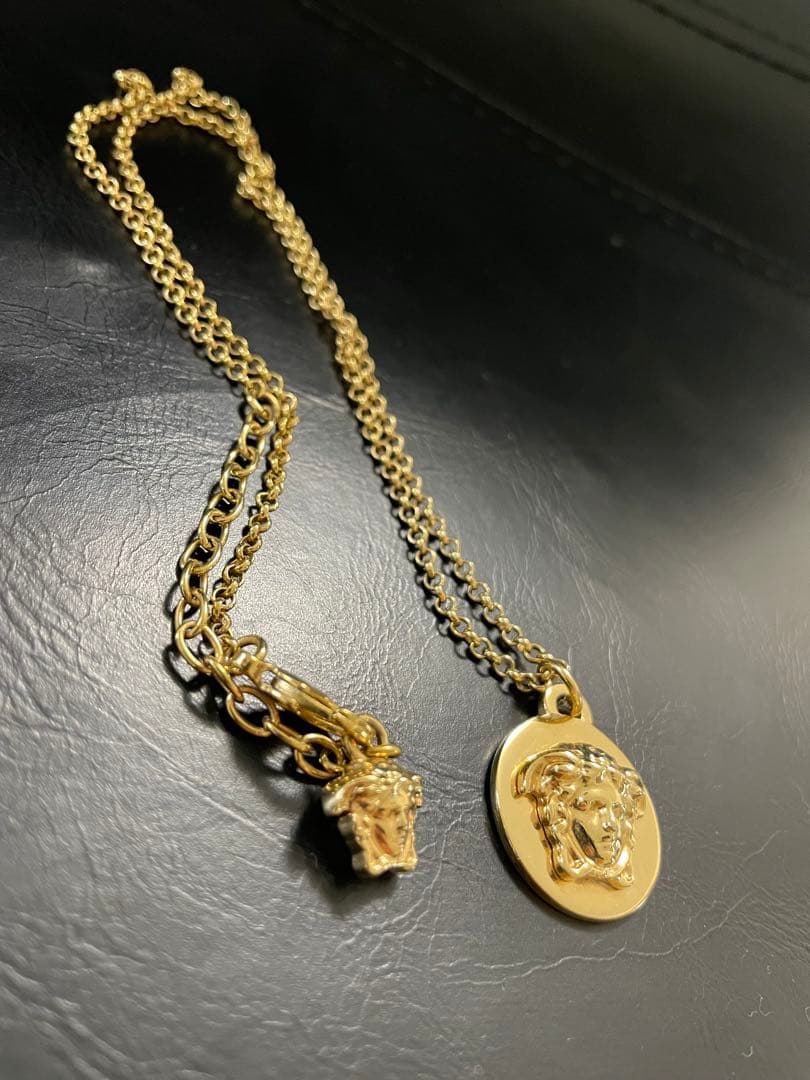 VERSACE メダル型ネックレス