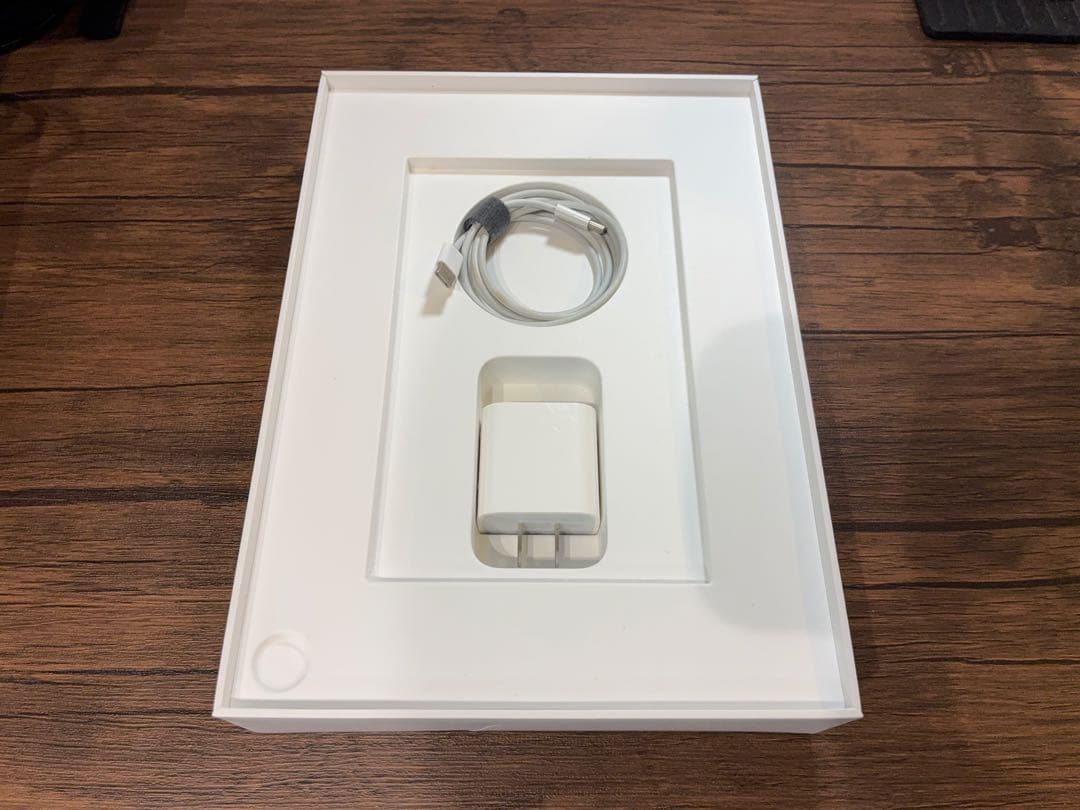 【凧人】iPad Air 第5世代 Wi-Fi 64GB スターライト