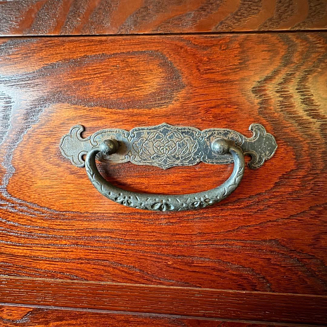 玉杢調 桐箪笥 八段 重厚金具 赤茶塗装 152cm