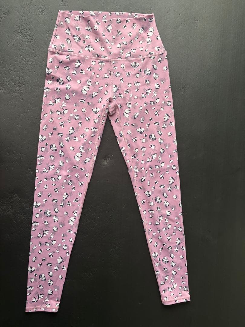 SUKALAピンク花柄タンクトップとレギンスセット　Ｓサイズ