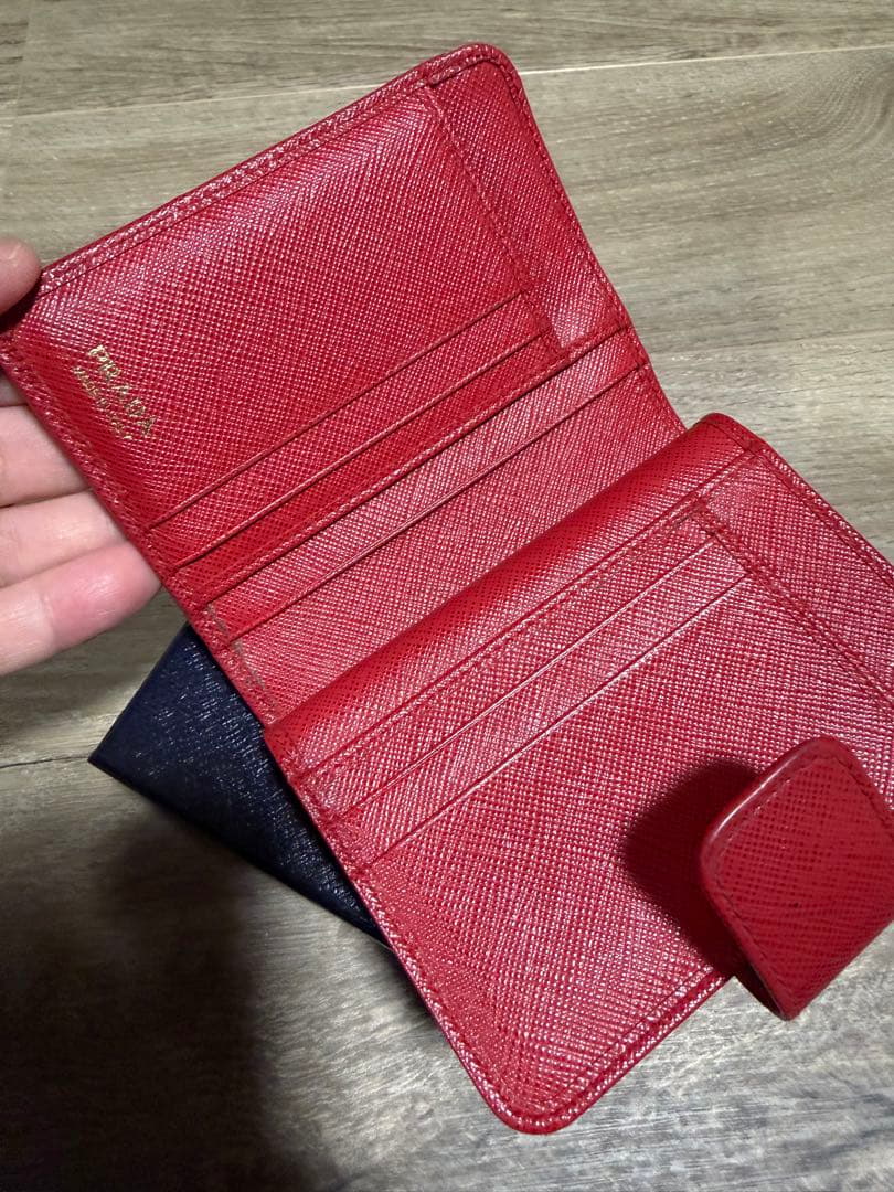 PRADA レッド 二つ折り財布　美品