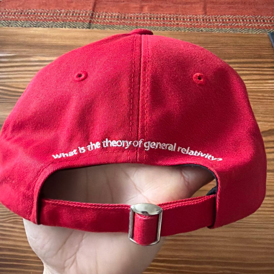 GADID ANONIEM GORECELIK 数式プリント レッドキャップ