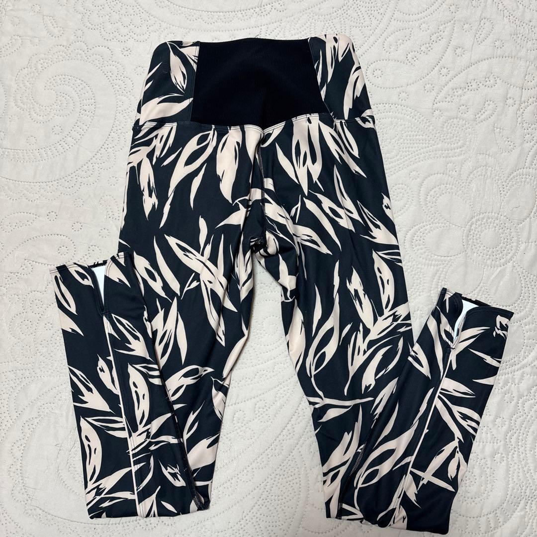 SUKALAレギンス ボタニカル柄　サイズM 美品