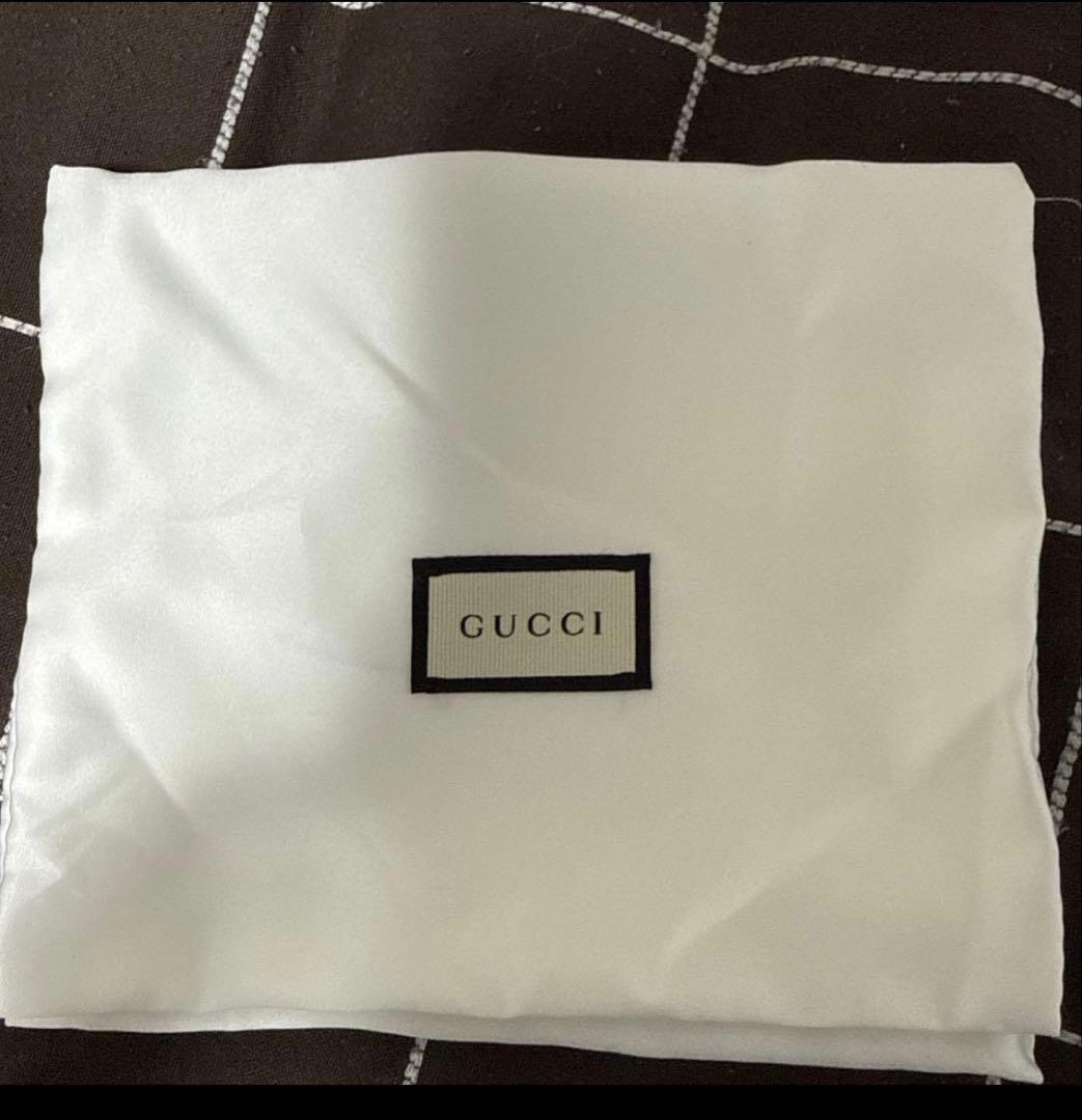 みぃGUCCI 黒 レザー 二つ折り財布