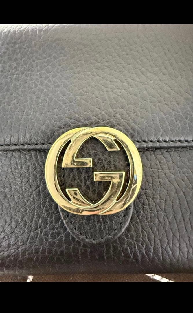 みぃGUCCI 黒 レザー 二つ折り財布