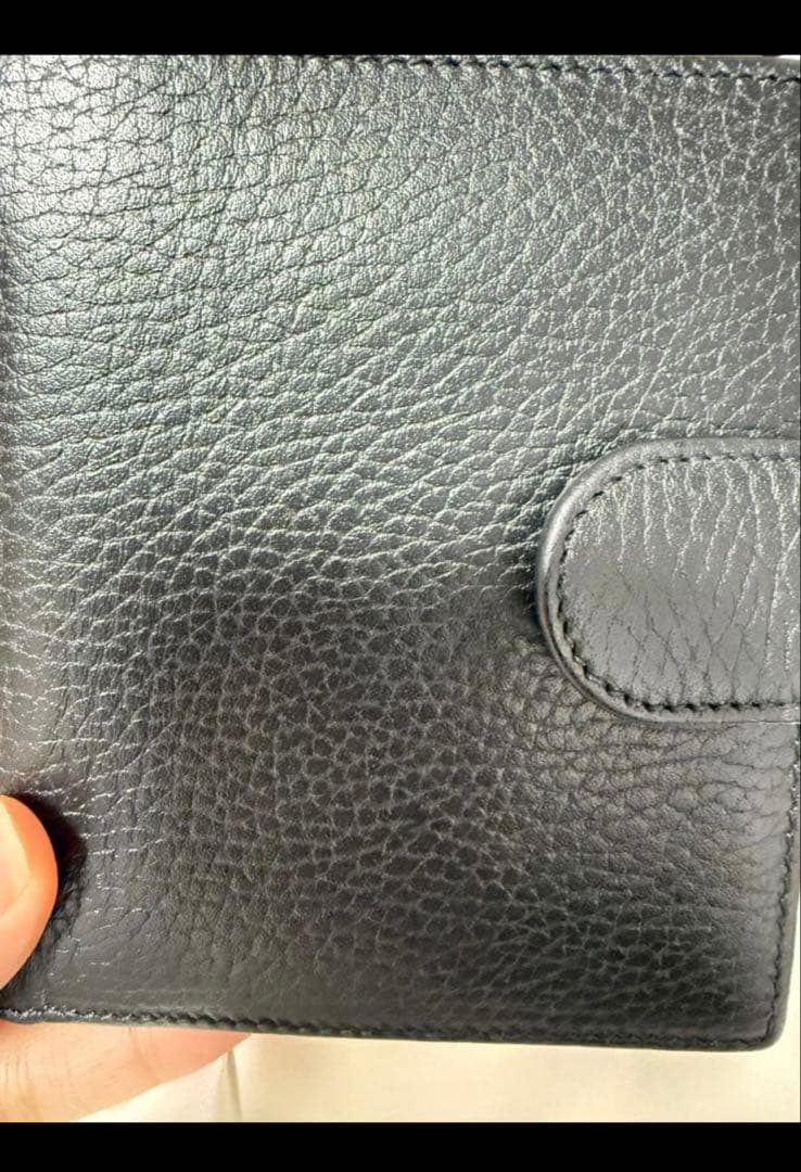 みぃGUCCI 黒 レザー 二つ折り財布