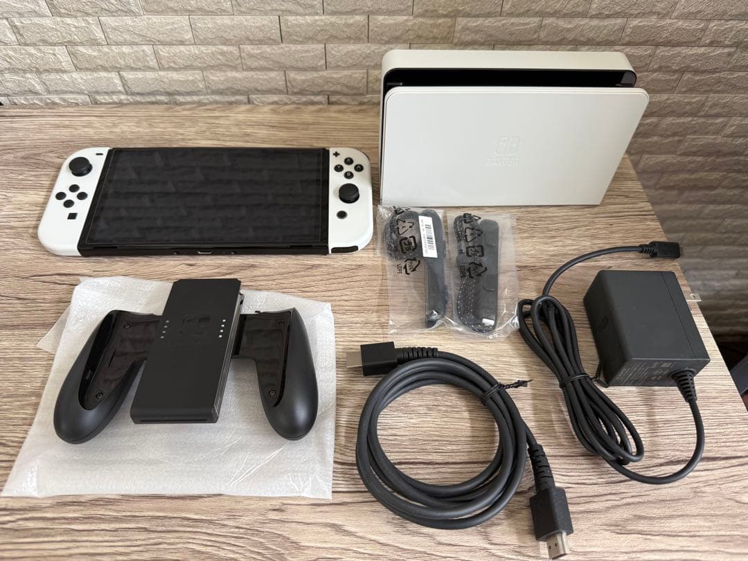 【美品】Switch 有機ELホワイト＋純正キャリングケース　2024年購入
