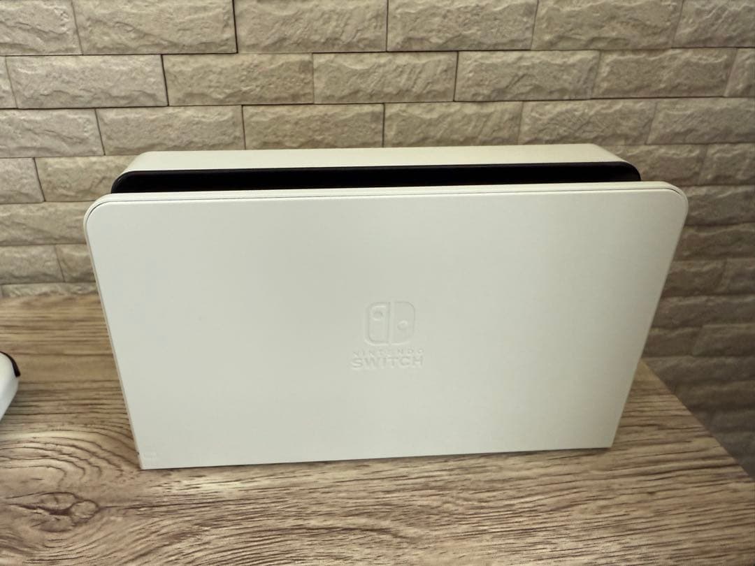 【美品】Switch 有機ELホワイト＋純正キャリングケース　2024年購入