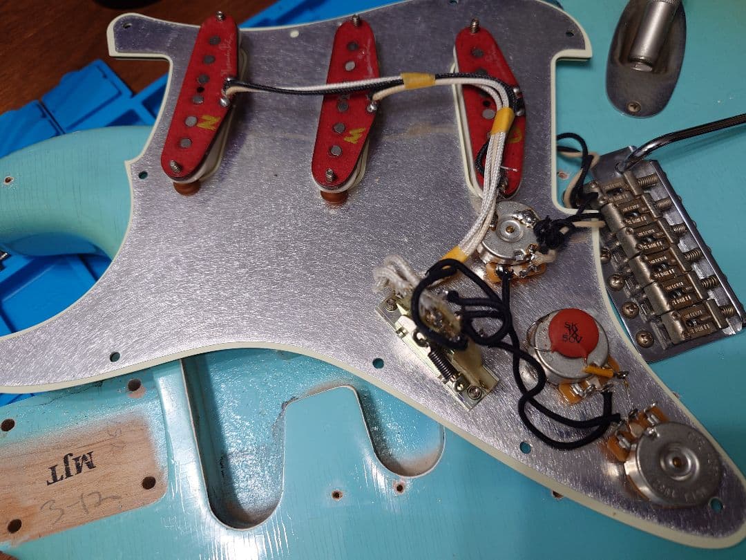 MJTボディ+FenderライセンスAllPartsネックコンポーネントストラト