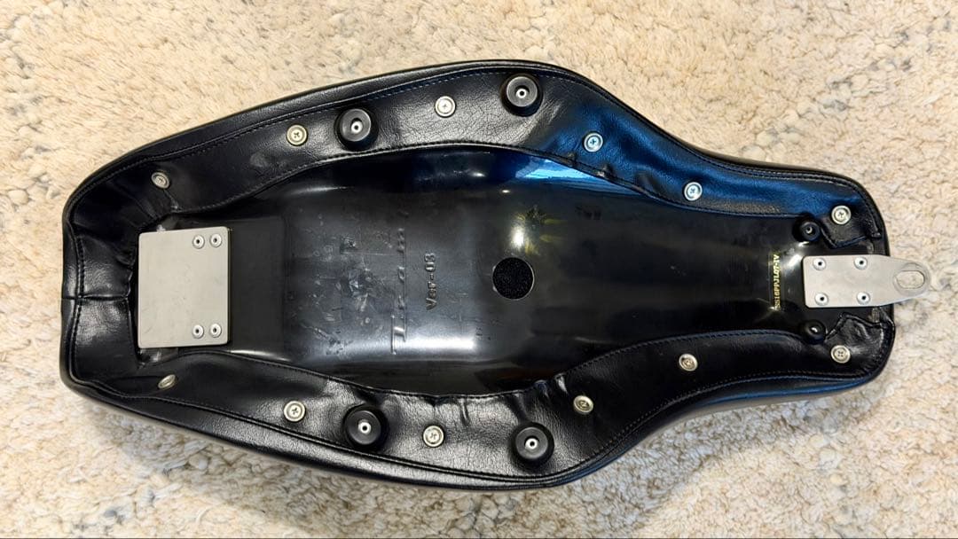 tramp motorcycle ソロ コブラ シート　ゲル　スポーツスター用
