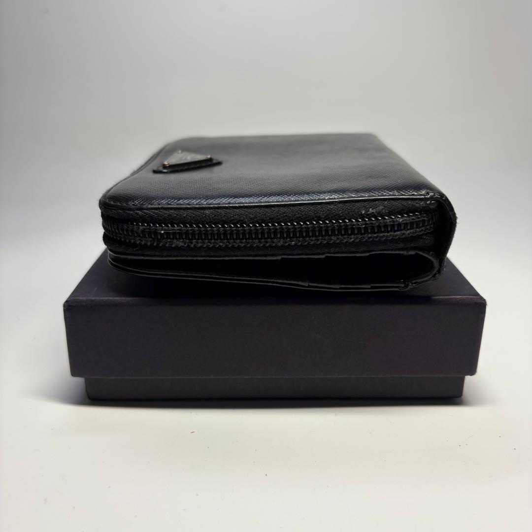 M605Aプラダ 二つ折り財布 三角ロゴサフィアーノレザー ファスナー ブラック
