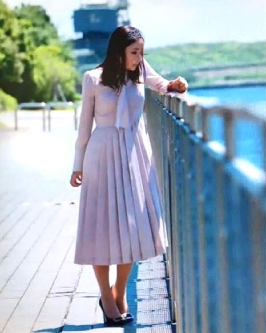 美品セルフォードcelfordボウタイプリーツワンピース佳子様石原さとみ佳子さま