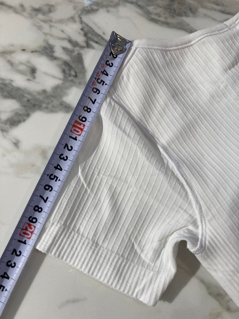 【定価8,500円】ルルレモン　ブラカップ付きTシャツ　サイズM ４　ホワイト