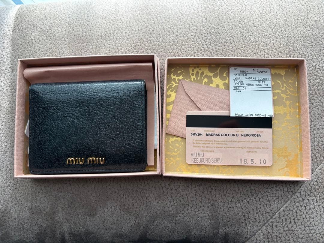 ［美品］MIU MIU 二つ折り財布 黒