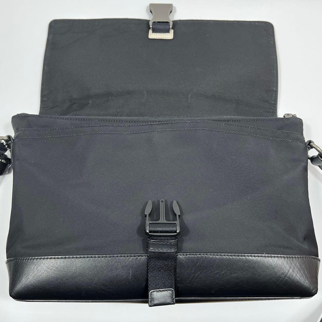 COACH コーチ ワンショルダーバッグ ロゴ型押し 大容量 パンチング 白