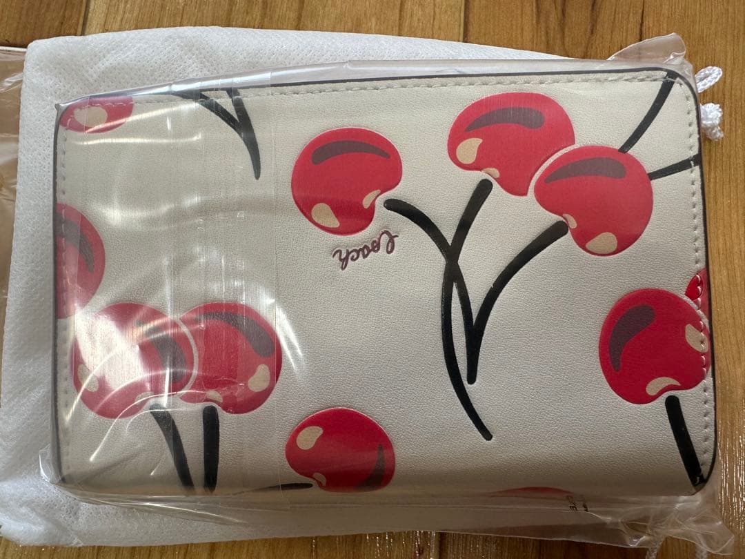 新品・未使用COACH チェリー柄 二つ折り財布