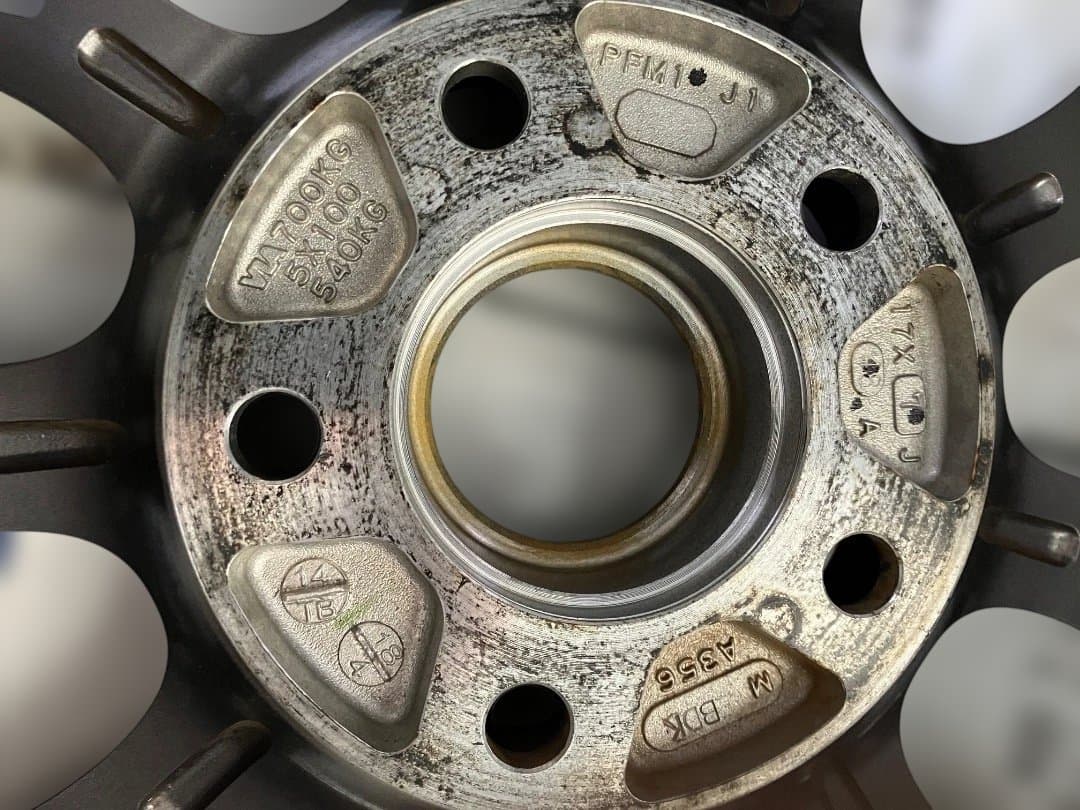 週末価格！エンケイ　PFM1 17インチ 7J 114.3 2本セット