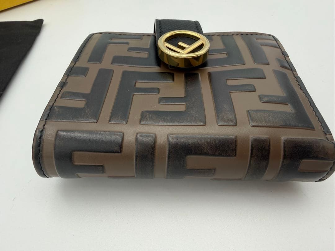 FENDI フェンディ 二つ折り財布 ズッカ柄 ロゴ金具