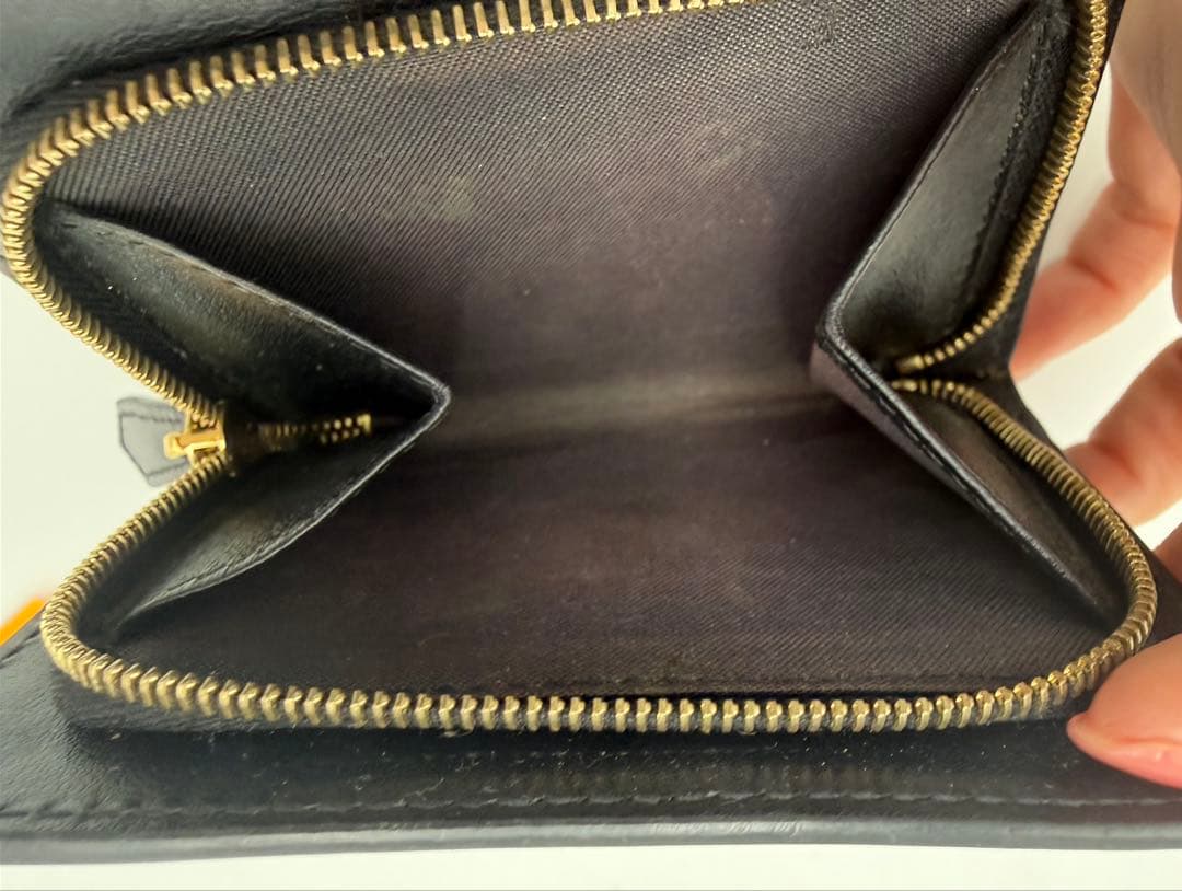 FENDI フェンディ 二つ折り財布 ズッカ柄 ロゴ金具