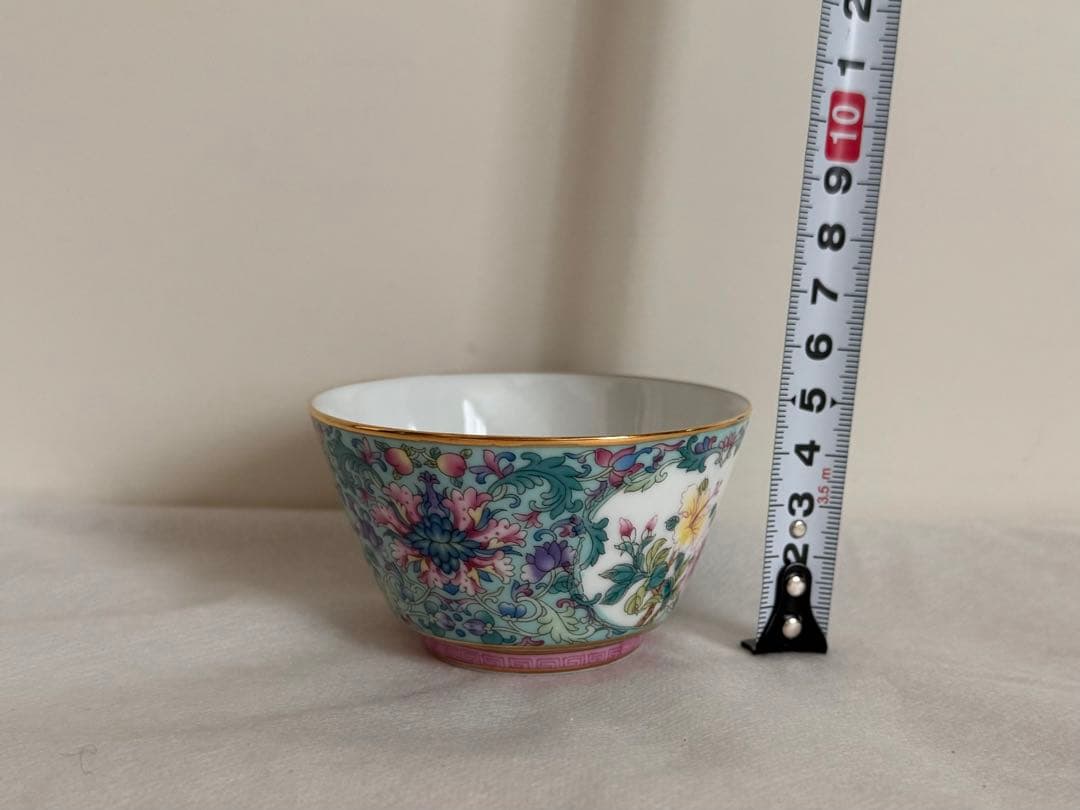 琺瑯彩 茶碗 浮き彫り 景徳鎮製 置物 中国陶磁
