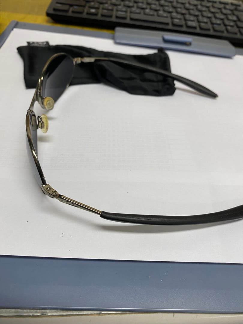 OAKLEYブラックメタルオーバルサングラス