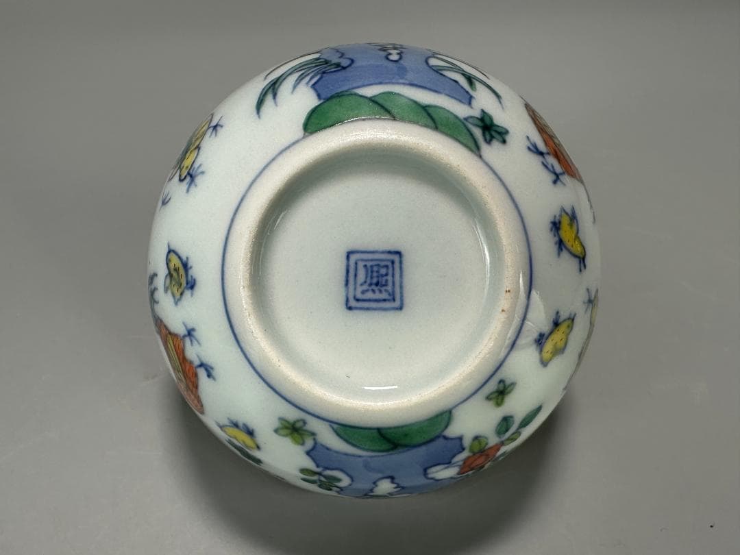 景徳鎮製　豆彩鶏文杯　盃　斗彩
