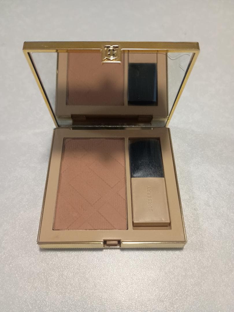 Burberry パウダーチーク 11 サンドベージュ