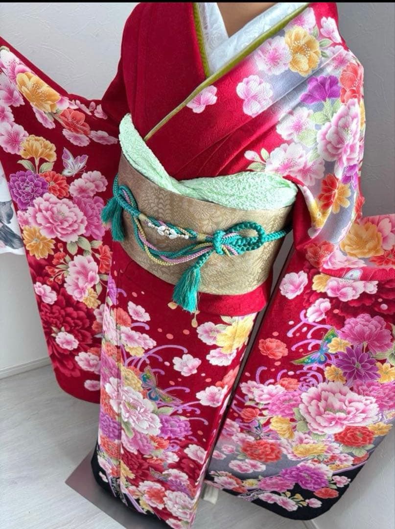 未使用に近い 正絹振袖フルセット 赤地 牡丹 刺繍 金彩
