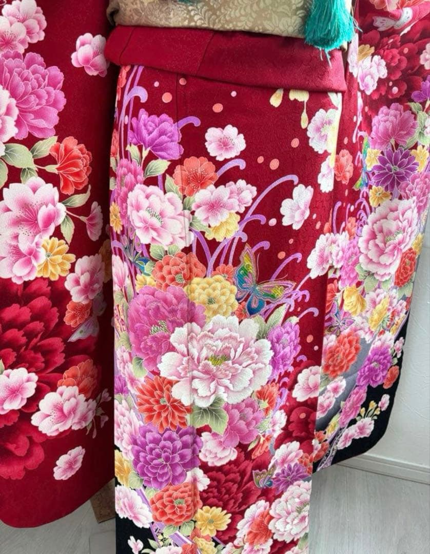 未使用に近い 正絹振袖フルセット 赤地 牡丹 刺繍 金彩