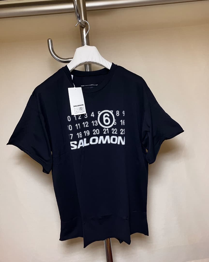 新品 M 25ss マルジェラ mm6 salomonコラボTシャツ 17985