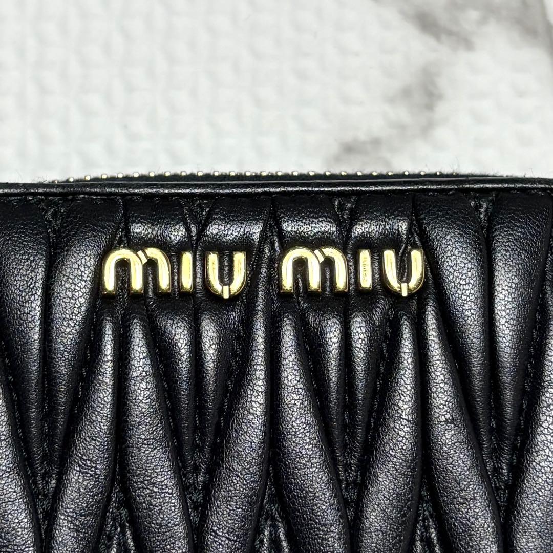 【美品】ミュウミュウ マテラッセ 二つ折り財布 ブラック ゴールド金具 レザー