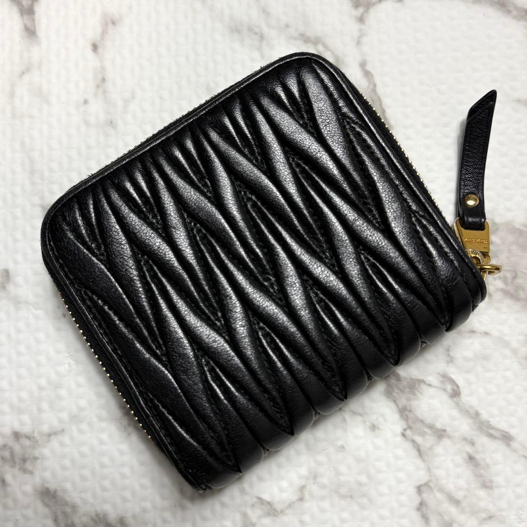 【美品】ミュウミュウ マテラッセ 二つ折り財布 ブラック ゴールド金具 レザー