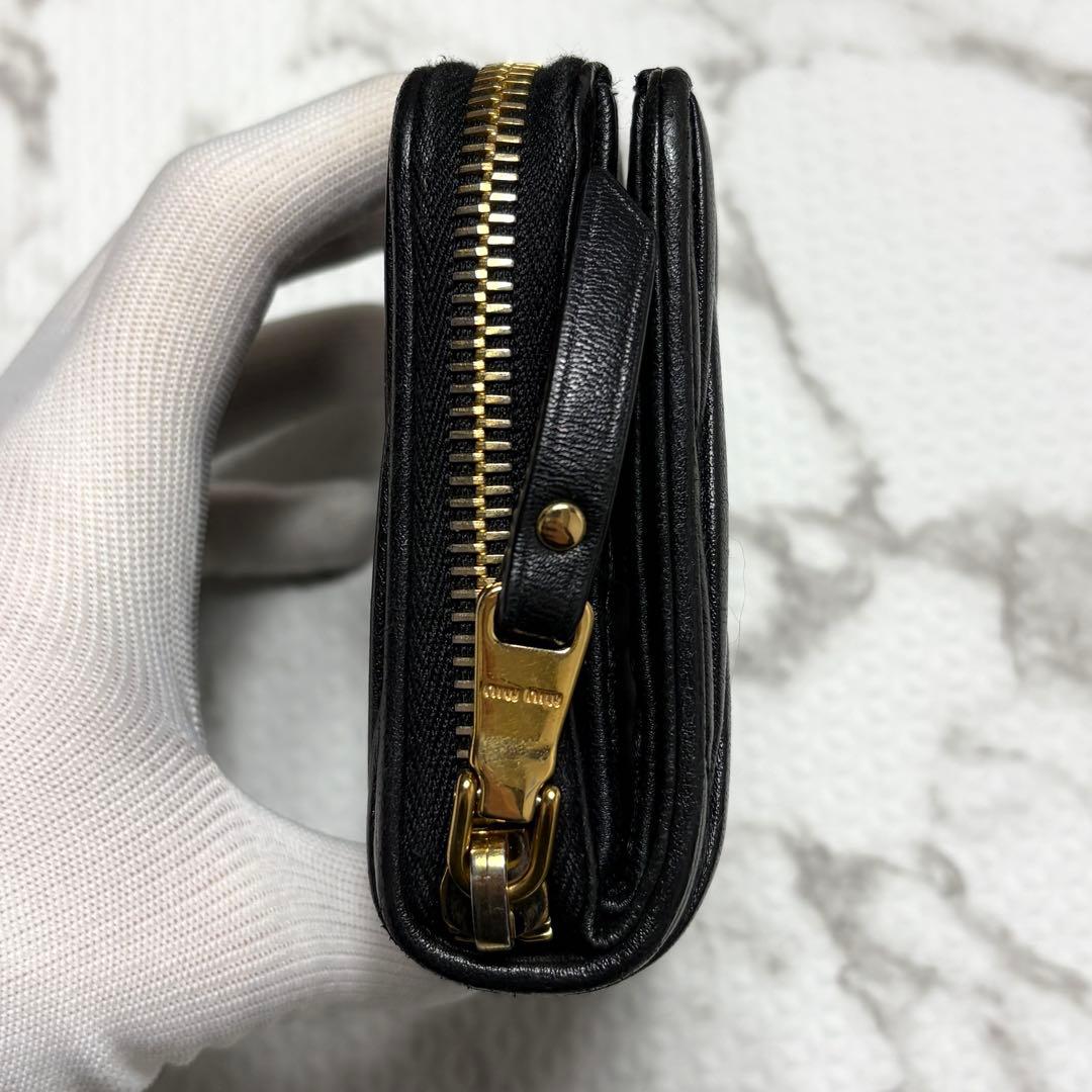 【美品】ミュウミュウ マテラッセ 二つ折り財布 ブラック ゴールド金具 レザー