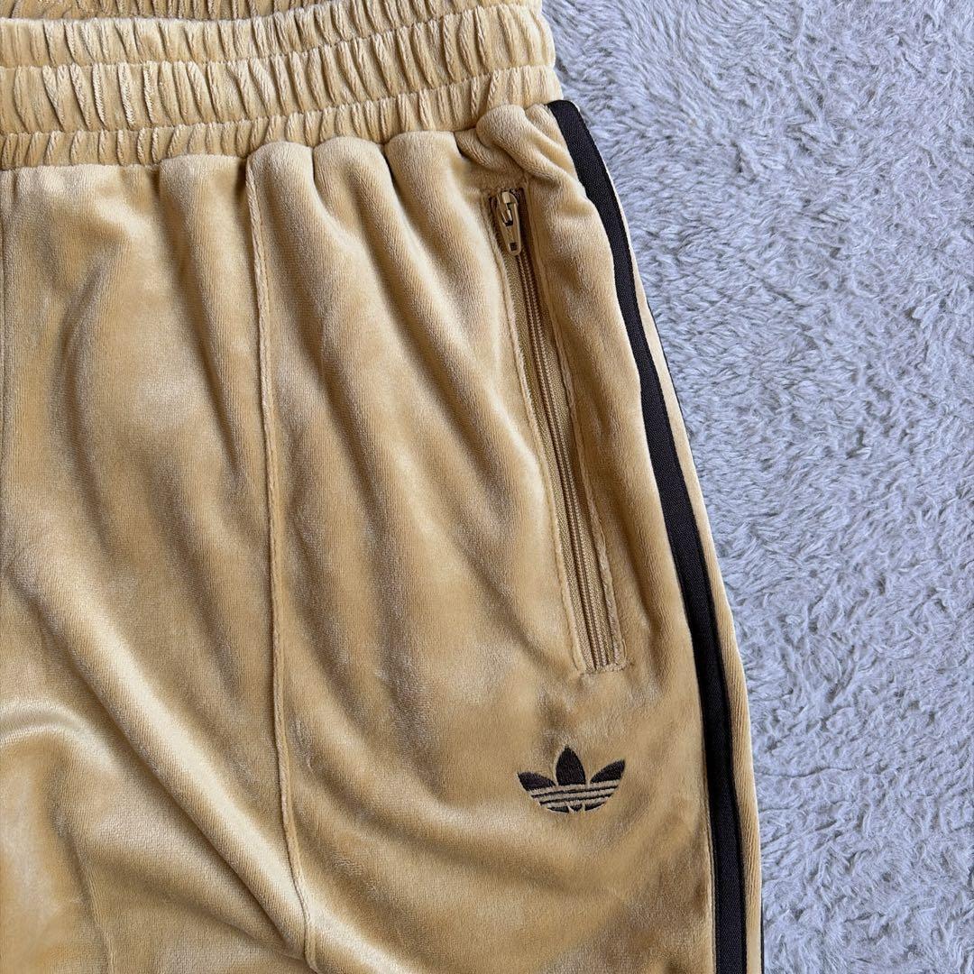 新品 adidas Originals ベロアトラックパンツ ベージュ ゴールド