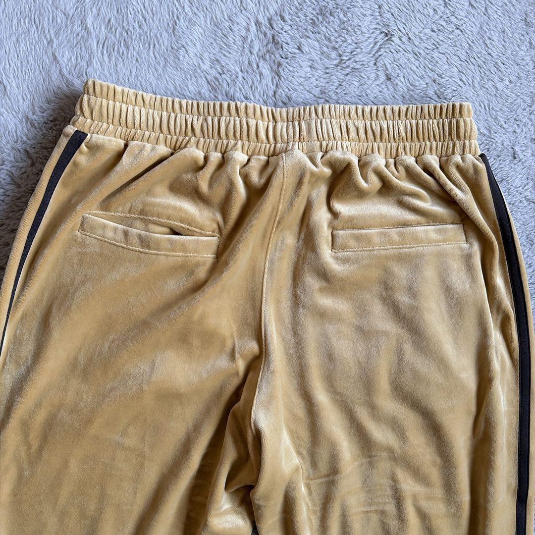 新品 adidas Originals ベロアトラックパンツ ベージュ ゴールド