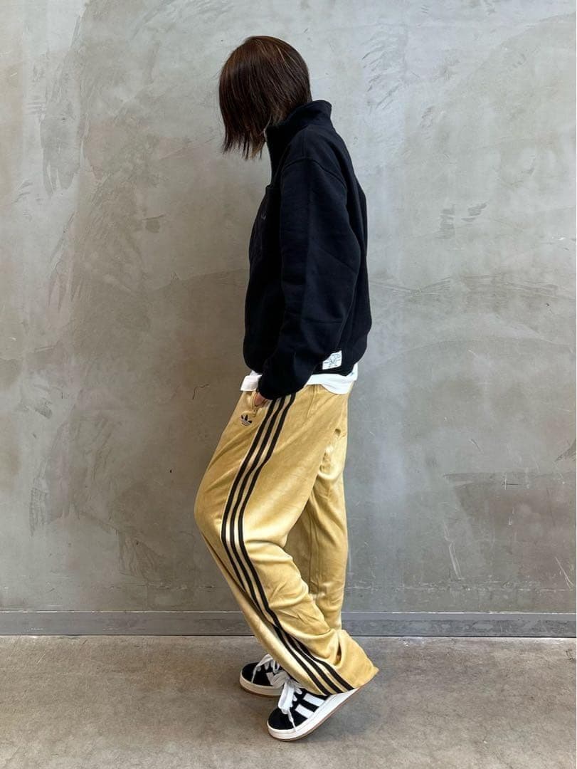新品 adidas Originals ベロアトラックパンツ ベージュ ゴールド