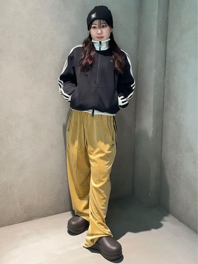 新品 adidas Originals ベロアトラックパンツ ベージュ ゴールド