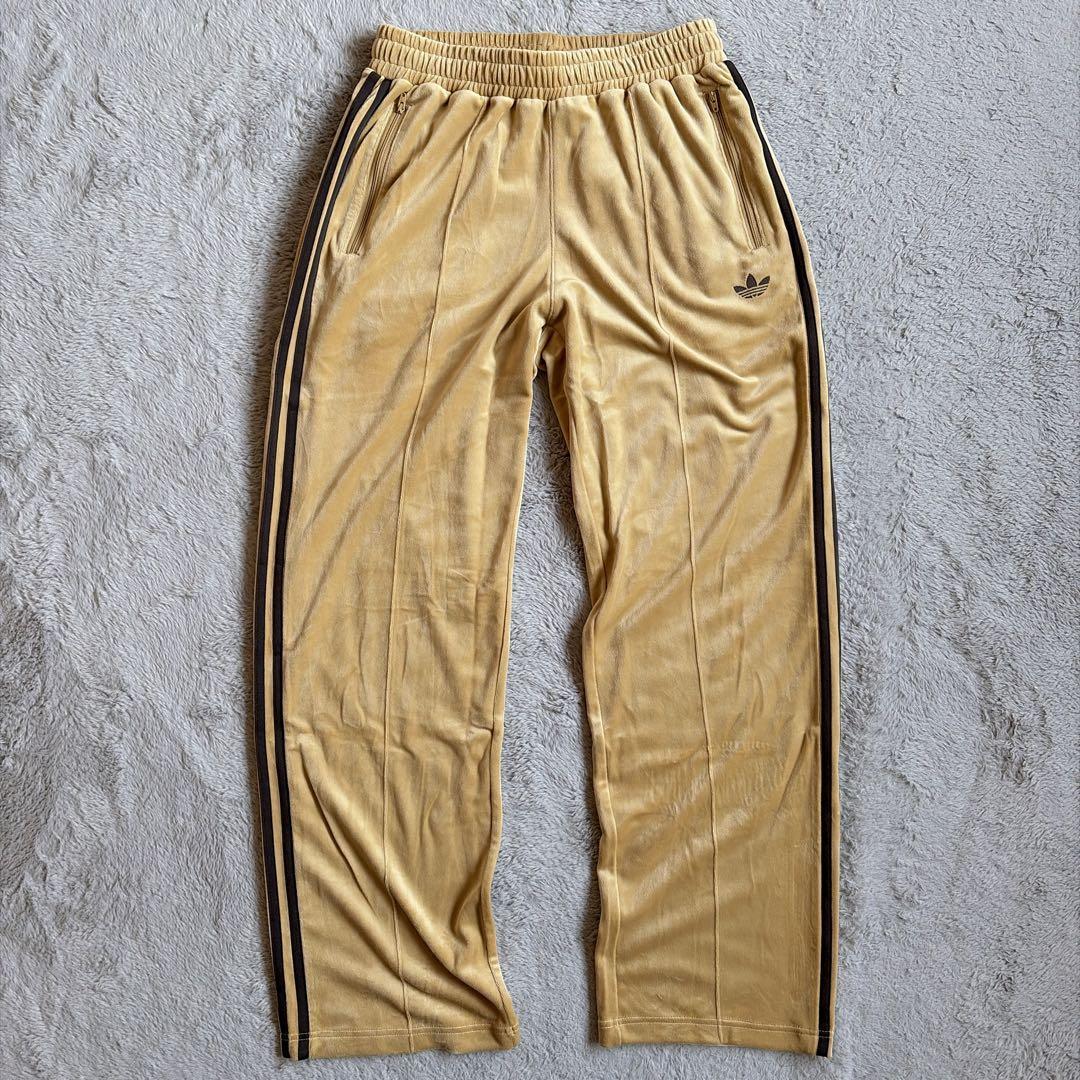新品 adidas Originals ベロアトラックパンツ ベージュ ゴールド