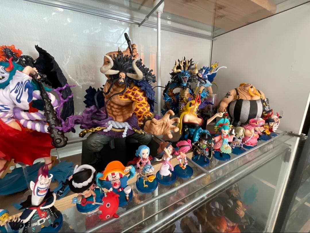 ワンピースフィギュアセット売り！　ショーケース付き