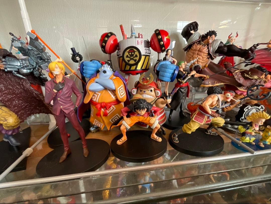 ワンピースフィギュアセット売り！　ショーケース付き