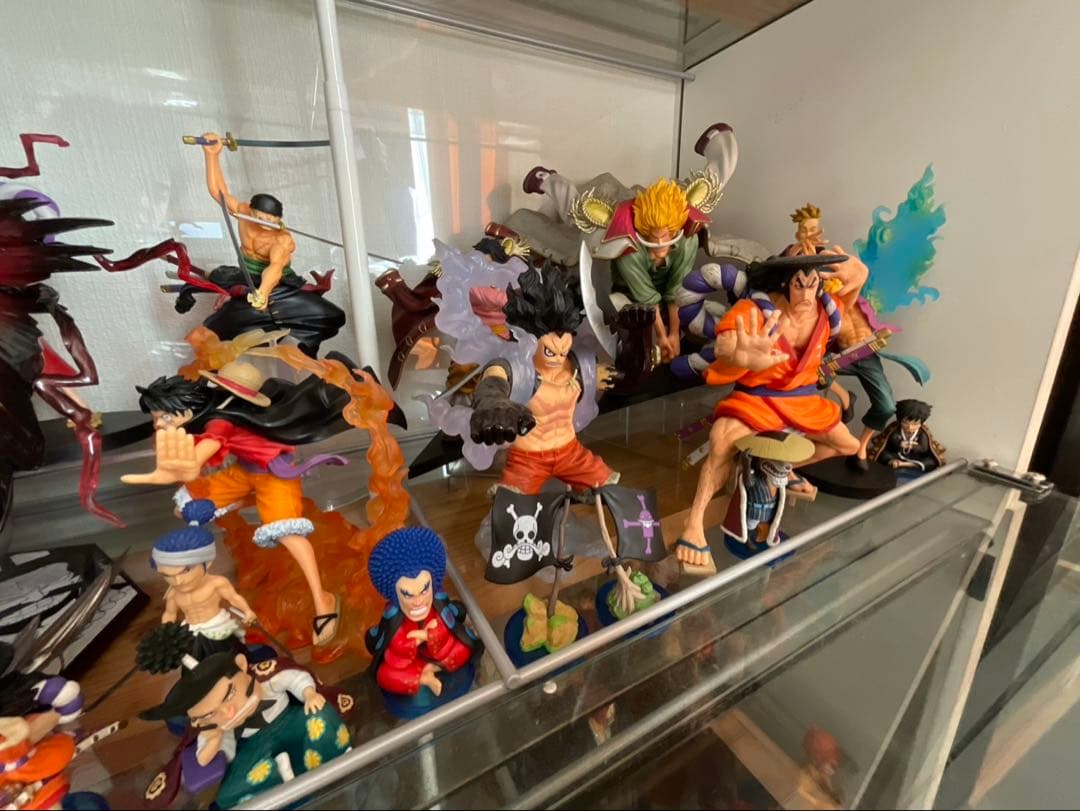 ワンピースフィギュアセット売り！　ショーケース付き