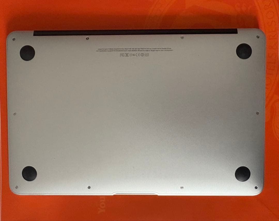 中古のMacBook airモデルA1465(2012年)
