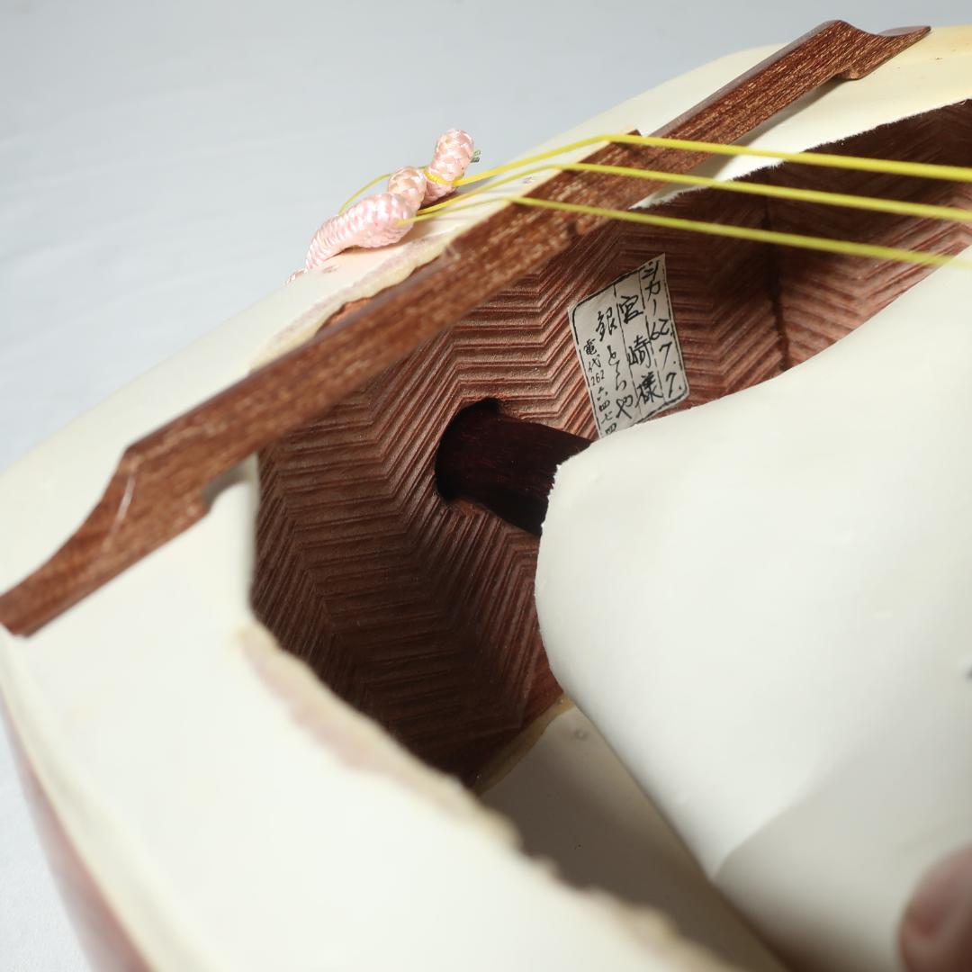 三味線 金細 子持ち綾杉胴 トチ紅木 黒檀糸巻き 撥 ハードケース付属