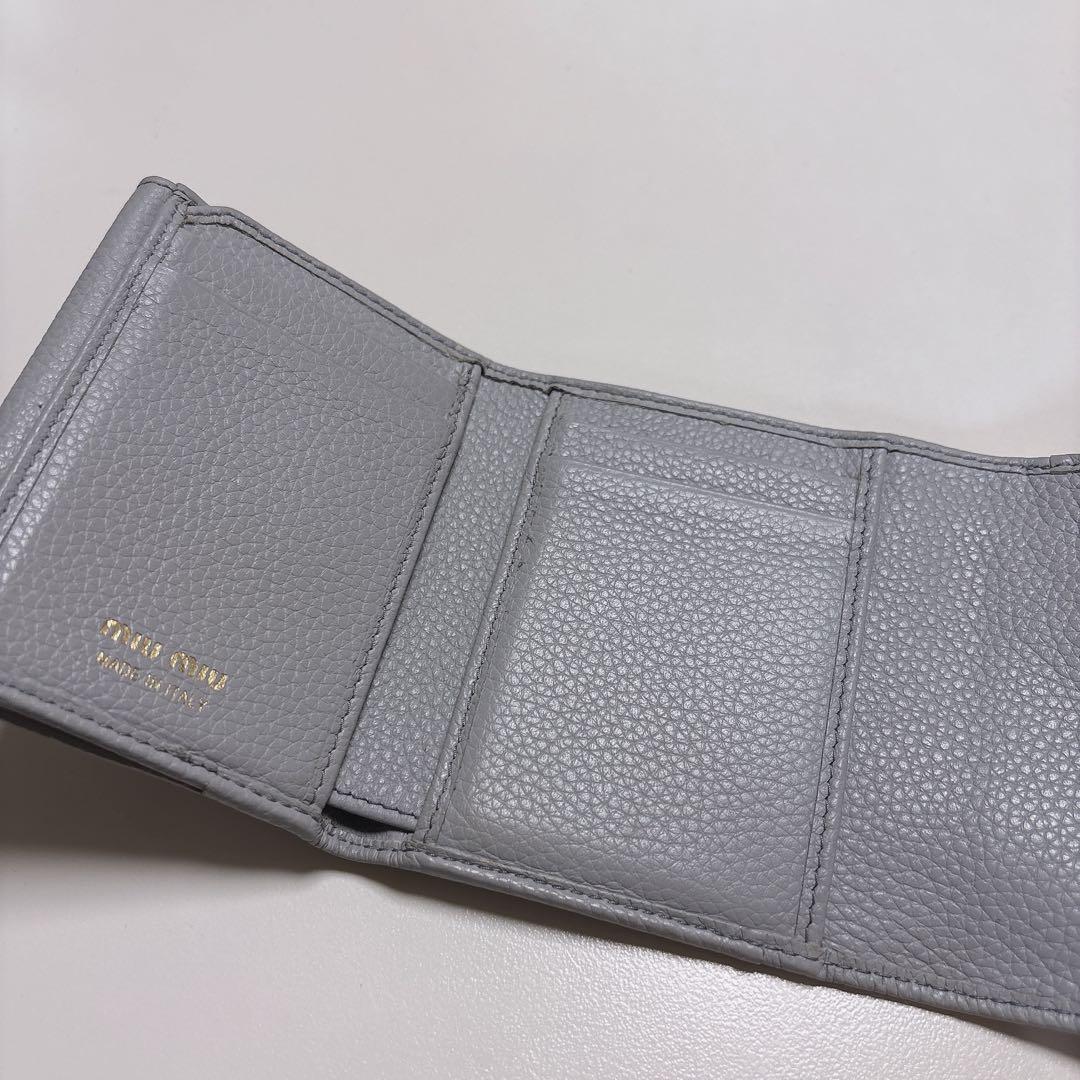 Miu Miu グレー 三つ折り財布　ミニ財布　カードケース